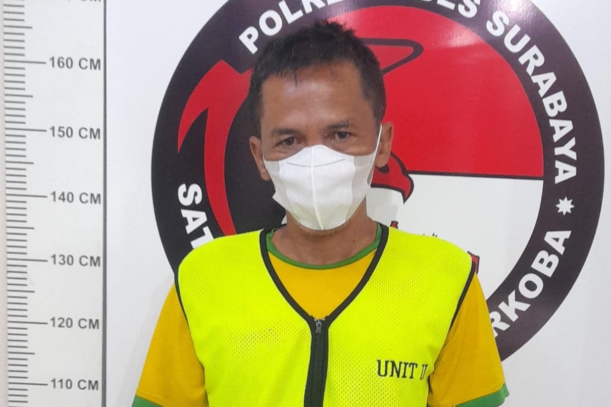 Kakek di Surabaya Kaget, Niat Tunggu Pelanggan Malah yang Datang Polisi, Alamak