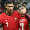 Foto: Respon Ramah Cristiano Ronaldo saat Diajak Foto oleh Penyusup Lapangan ketika UEFA Nations League