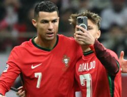 Foto: Respon Ramah Cristiano Ronaldo saat Diajak Foto oleh Penyusup Lapangan ketika UEFA Nations League