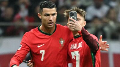 Foto: Respon Ramah Cristiano Ronaldo saat Diajak Foto oleh Penyusup Lapangan ketika UEFA Nations League