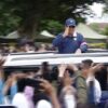 Magelang Residents Enthusiastically Greet Prabowo Subianto After Merah Putih Cabinet Retreat