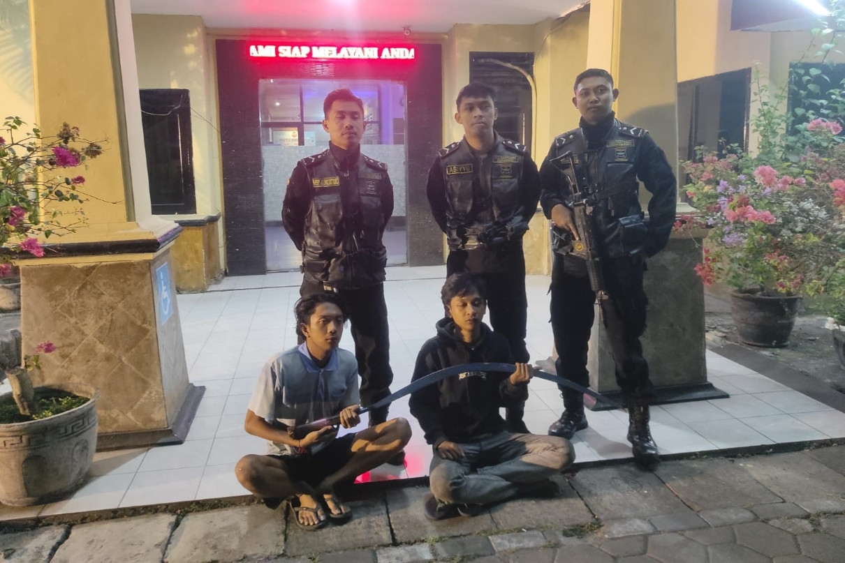 Live Saat Tawuran, 2 Anggota Gangster di Surabaya Diciduk Polisi