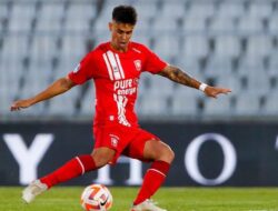 “FC Twente Gagal di Kandang: Mees Hilgers Tampil Gemilang”