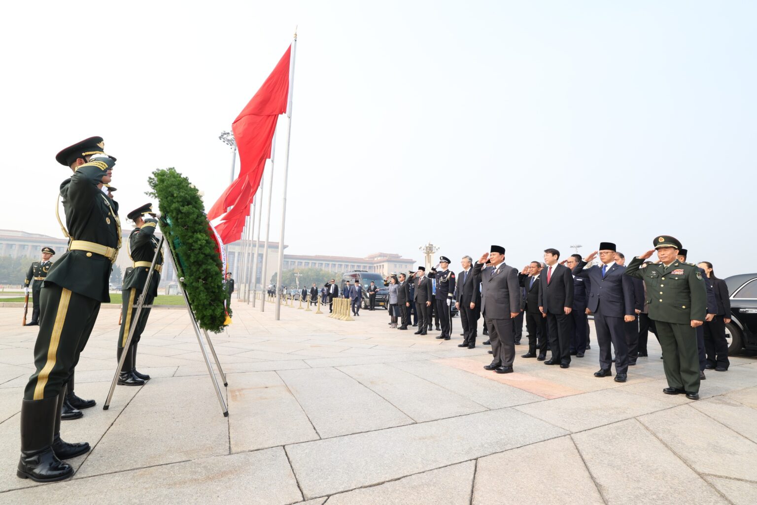 Honoring Heroes, Prabowo Subianto Lays Wreath at Tiananmen’s Monument to the People’s Heroes