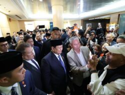 Para Pelajar RI Sambut Prabowo Subianto di AS: Kita Semua di Sini Support Selalu