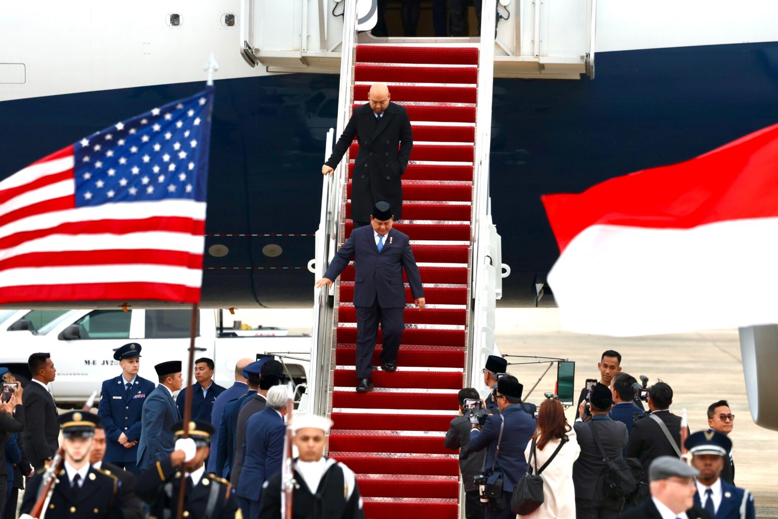 Prabowo Subianto Arrives in Washington D.C., Welcomed by Hundreds of Indonesian Citizens