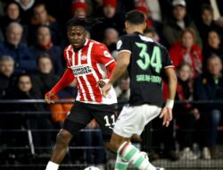 “Mees Hilgers Bermain Twente Kebobolan Gol di Markas PSV”