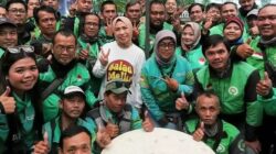 Melly Goeslaw Gelar Aksi Bebersih Bandung Bersama Pengemudi Ojol